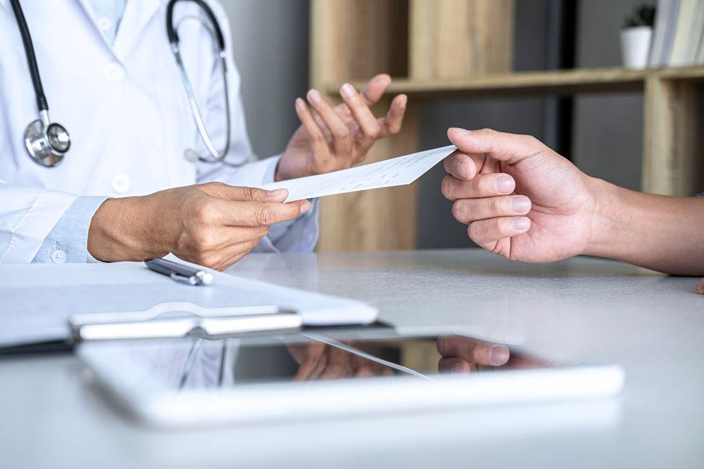 Самозанятые получат больничные с 2026 года: как оформить и сколько стоит?
