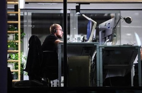 Ранний приход на работу — нарушение? Чем грозит появление в офисе до 09:00?
