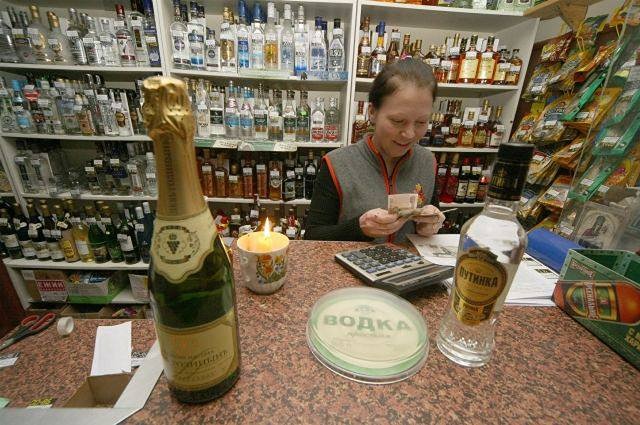 Штрафы за покупку алкоголя детям увеличат в 10 раз: когда примут закон?
