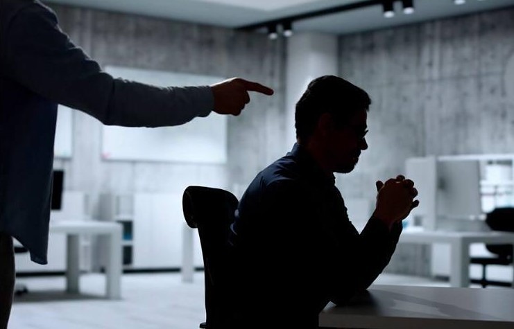 Могут ли уволить за мем в рабочем чате — и как это обосновывают юристы?
