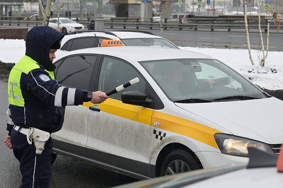 Почему таксистам‑самозанятым разрешили не переходить на отечественные авто до 2033 года?