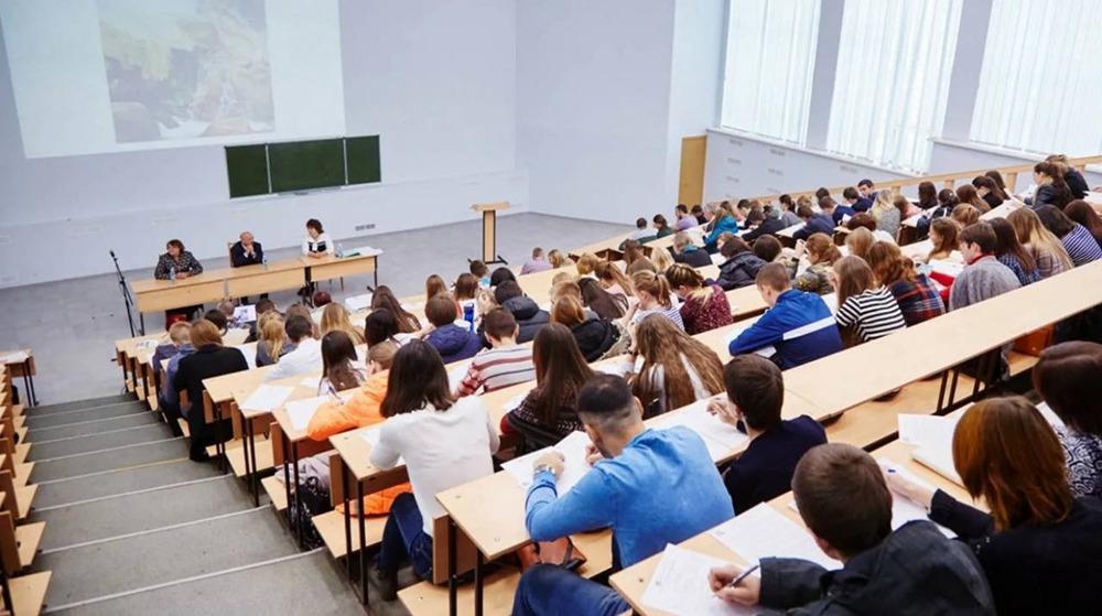 Почему в российских вузах в 2026 году сократят 45 тысяч платных мест?
