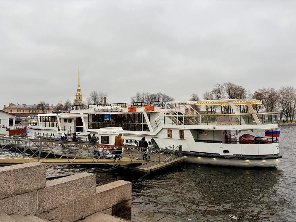 «Шустрый Бобер» выходит на лед: как работает зимняя навигация в Петербурге?