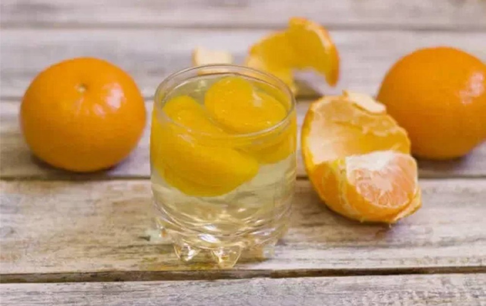 Чем полезен компот из мандариновых корок — и правда ли он помогает при переедании?