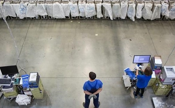 Почему «Почта России» и другие службы задерживают посылки перед Новым годом — и когда их ждать?