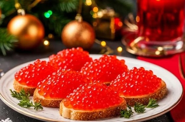 Бутерброд с икрой — «тройной удар» по здоровью: чем опасно популярное сочетание?