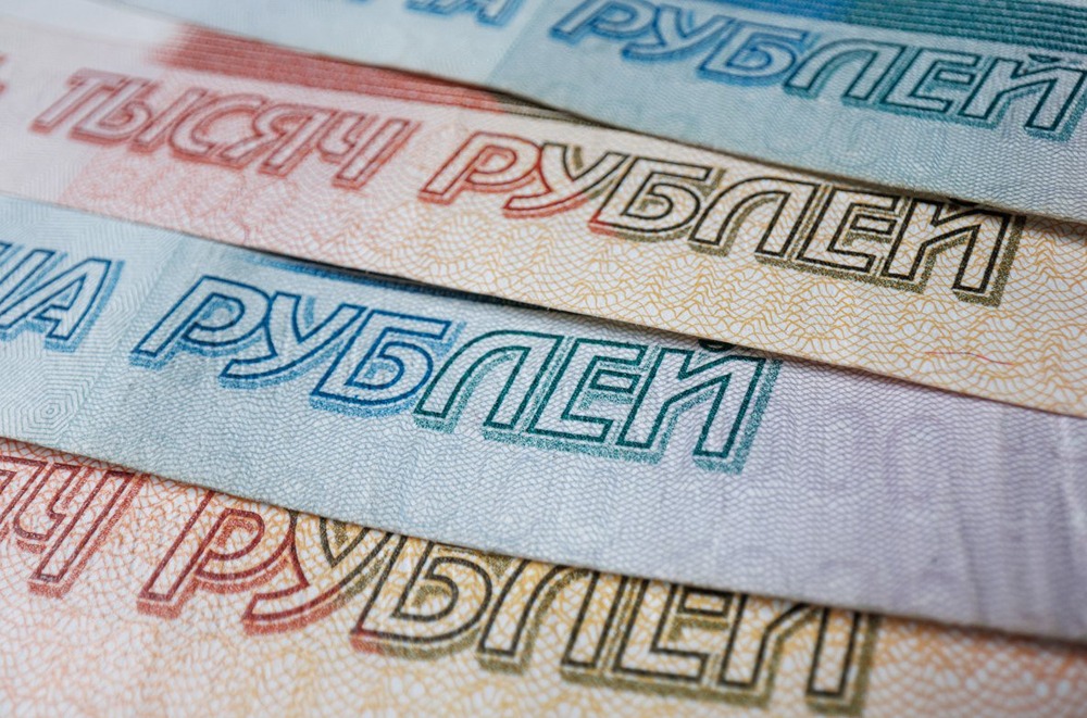 Банки начали блокировать снятие крупных сумм: что происходит