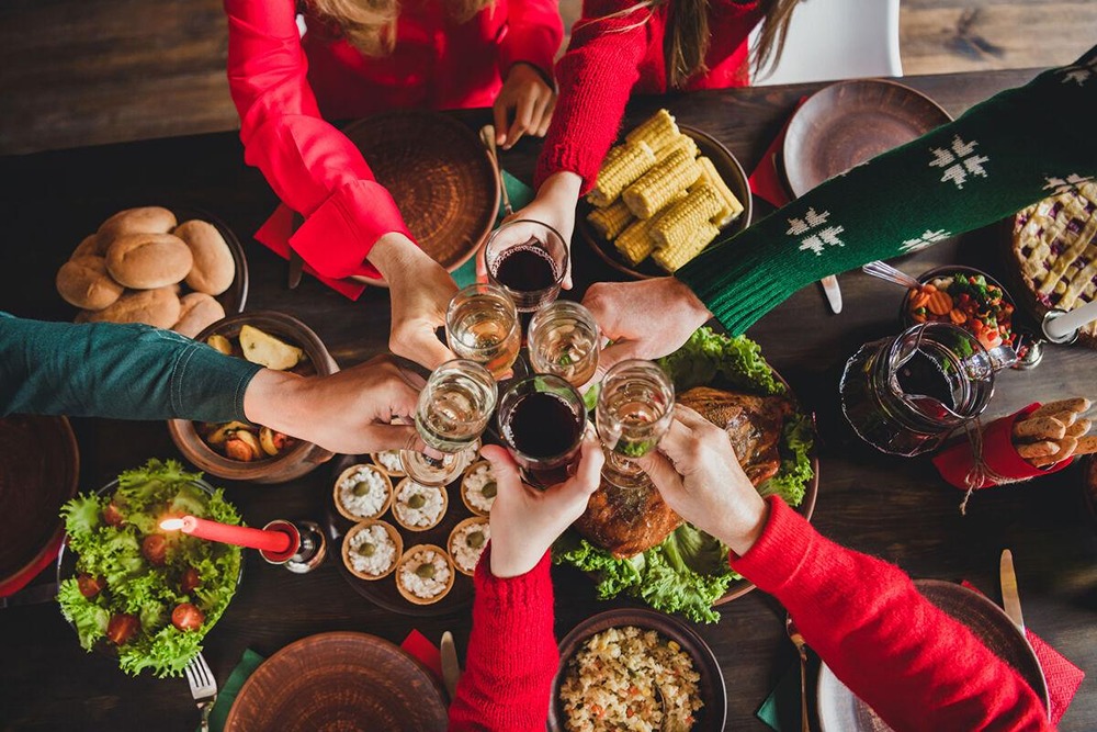 Почему острые и жирные блюда опасны с алкоголем в Новый год — и чем это грозит?