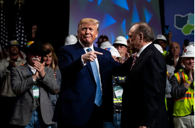 Согласно новому анализу, нефтяные компании выделили более 75 миллионов долларов на политические кампании Трампа