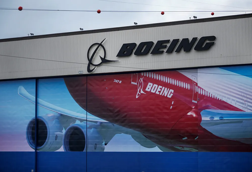 Сотрудники компании Boeing, участвующие в забастовке, одобрили предложение о повышении заработной платы на 38%. Голосование запланировано на понедельник