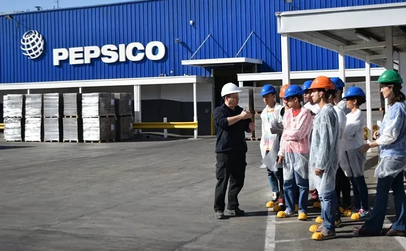 PepsiCo закрывает четыре завода по розливу и сокращает около 400 рабочих мест в рамках оптимизации операций