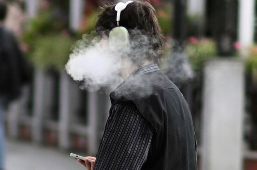 Почему в России курильщиков всё чаще не берут на работу?