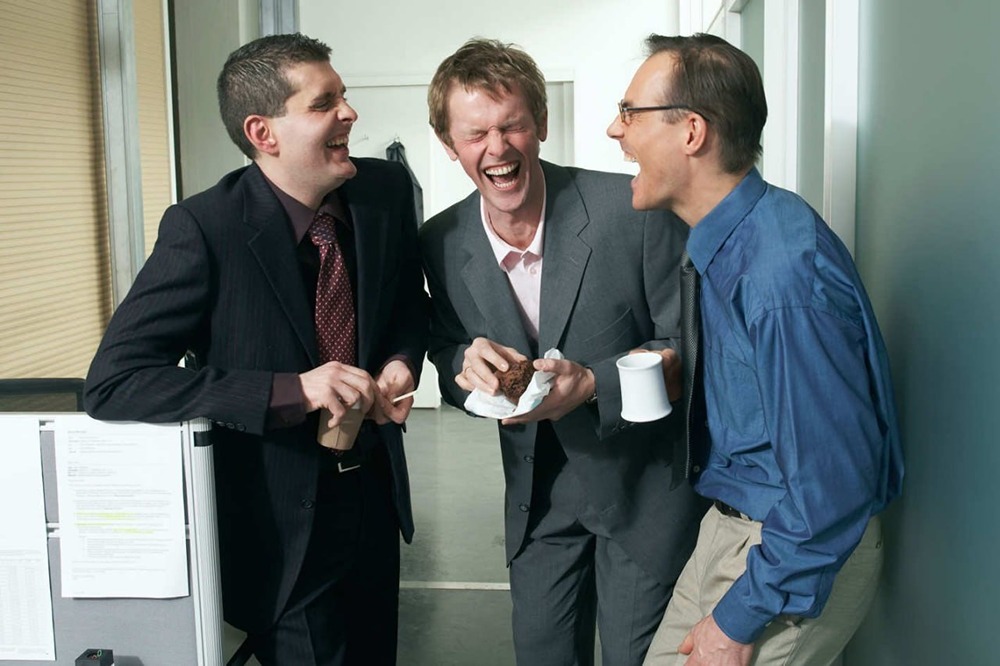 За громкий смех на работе могут уволить: какие дисциплинарные взыскания применяет работодатель — от предупреждения до увольнения?