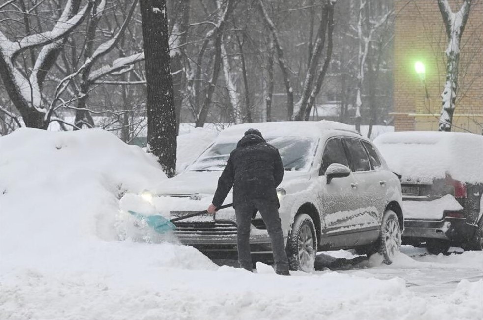 Уборка снега в холодную погоду: почему кардиологи считают её опасной для сердца?
