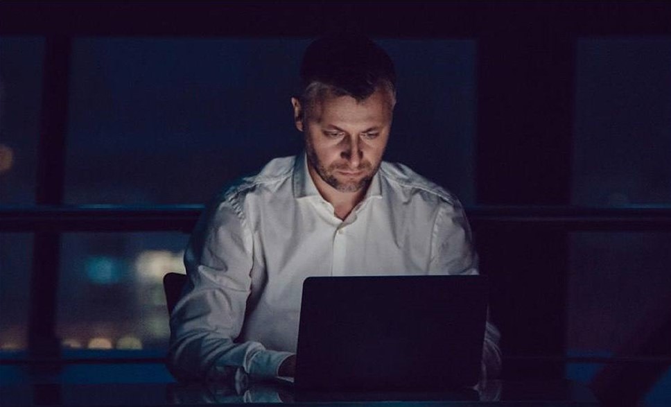 У людей 39–74 лет ночная работа повышает риск инфаркта на 16 %, а вероятность ССЗ — на 80 %: почему это происходит и как снизить угрозу?