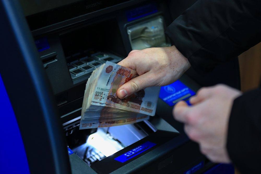 Почему Минфин хочет ограничить внесение наличных через банкоматы до 1 млн рублей в месяц?