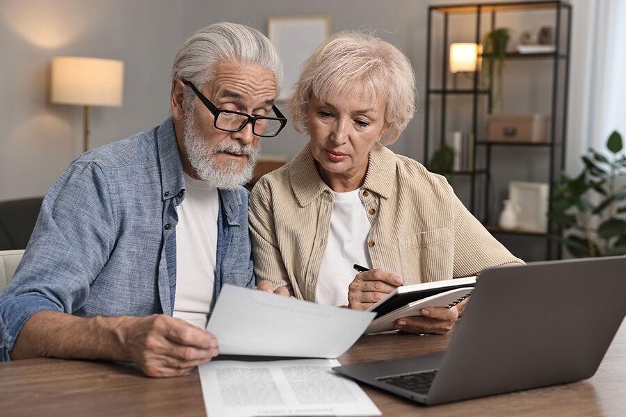 Почему в Москве пенсионеров учат нейросетям?