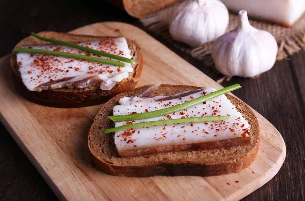 Бутерброд с салом помогает организму пережить холода
