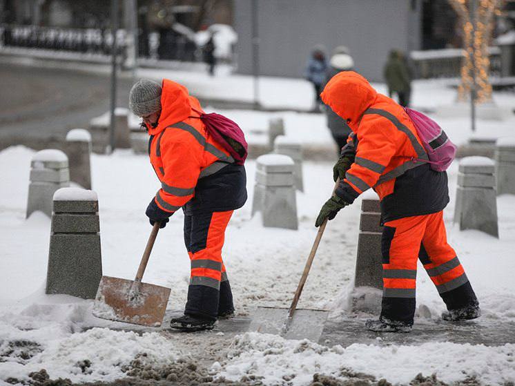 Почему зарплата дворников в России выросла до 100 тысяч рублей?