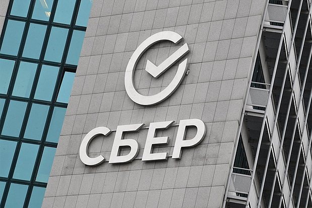 Сбер провёл награждение, приуроченное к появлению 100-миллионного участника СберСпасибо — им стал житель Крыма. Ему и членам его семьи вручили сертификат на отдых на премиальном курорте «Мрия»