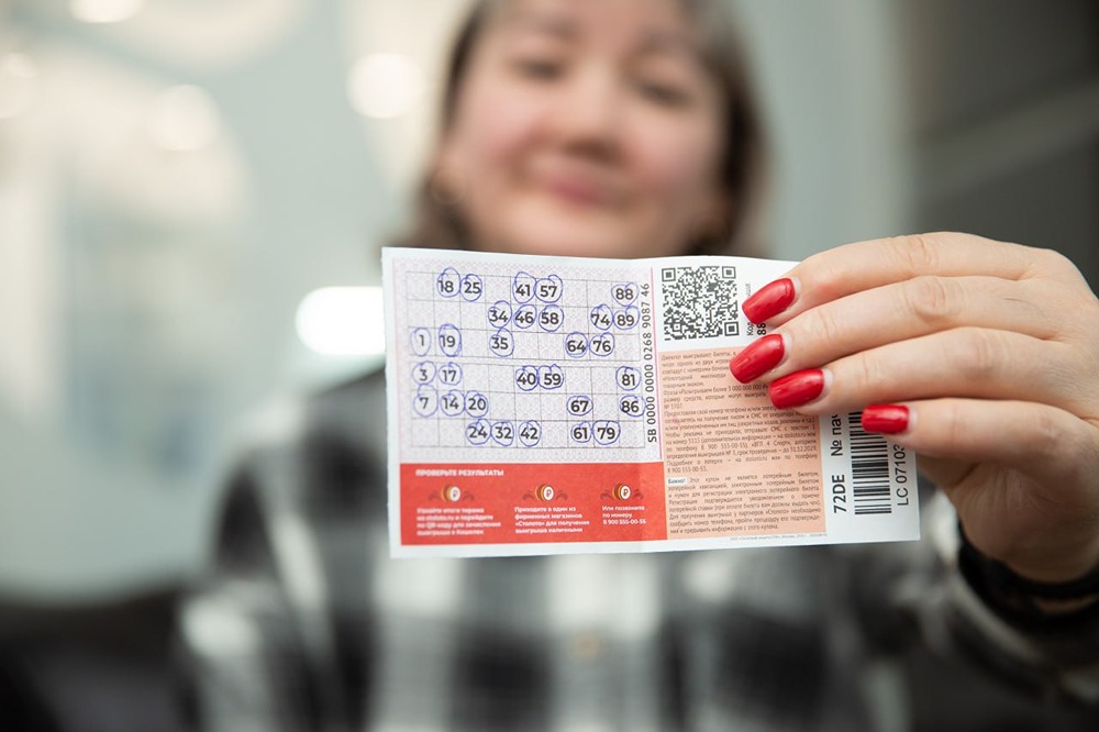 333 млн рублей выиграла в лотерею товаровед из Тюменской области. Она купила билет случайно. Женщина стала одной из трёх победителей «Новогоднего миллиарда»