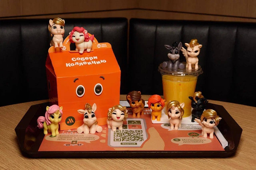 Лошади, пегасы и единороги уже появились во «Вкусно — и точка». Новинку завезли в честь года Красной Огненной лошади. Каждая игрушка доступна в разноцветном и редком нежно-золотом вариантах