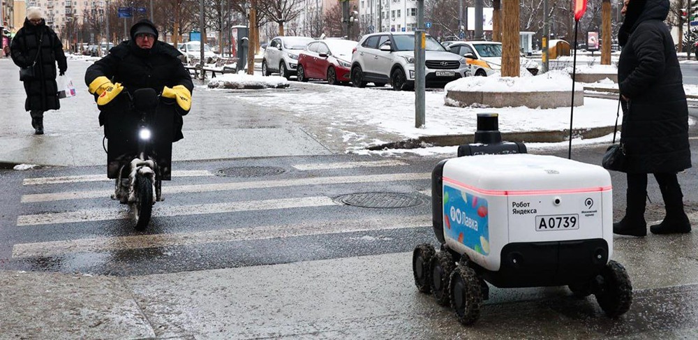 Как суд отменил штраф ГИБДД для робота‑доставщика по статье КоАП — и почему виновными признали пешеходов?