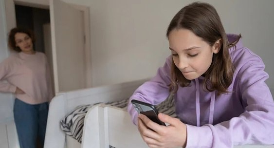 Семилетняя школьница из Подмосковья перевела с телефонов своих близких более 100 тысяч рублей на онлайн-валюту для игры Roblox