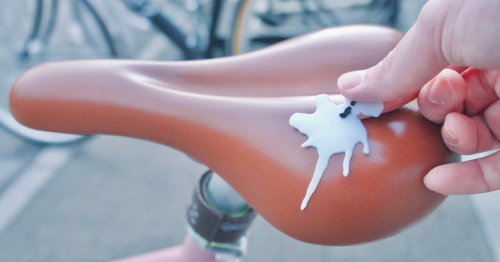 В Японии появился оригинальный стикер в виде птичьего помёта для защиты велосипедов