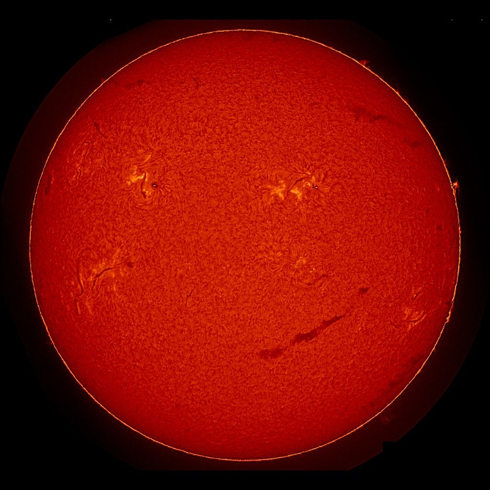 Солнце превратилось в огромный смайл размером 1,5 млн км после того, как министр здравоохранения США Роберт Кеннеди-младший заявил, что не боится микробов