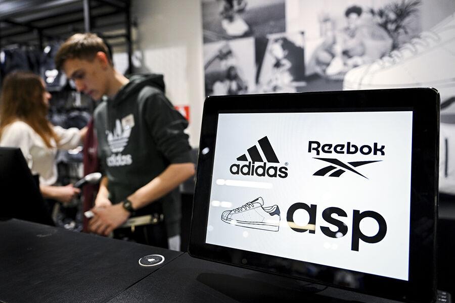 Как Росаккредитация аннулировала сертификаты Adidas, почему это грозит продавцам штрафами и конфискацией, могут ли аналогичные меры коснуться Nike, Reebok и Puma и есть ли легальные пути ввоза?