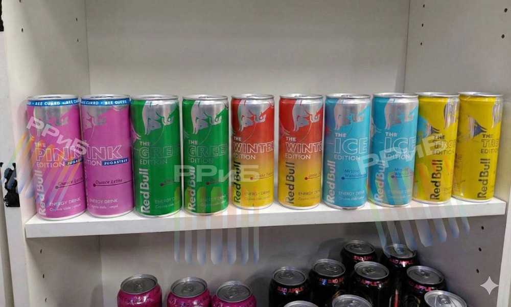 Пять новых вкуса Red Bull завезли в Россию. Среди новинок: лесные ягоды без сахара, кактус, яблоко-имбирь, черника и ваниль с холодком, а также тропические фрукты