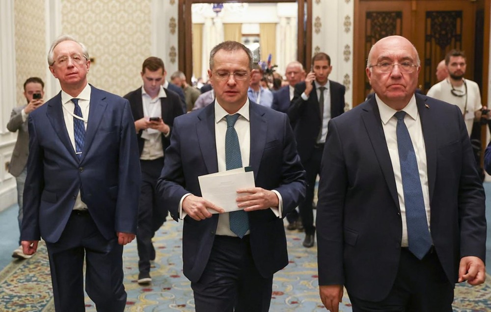 Российскую переговорную группу в Женеве будут представлять не менее 15 человек. Главой делегации станет Владимир Мединский. Сами переговоры пройдут 17 февраля