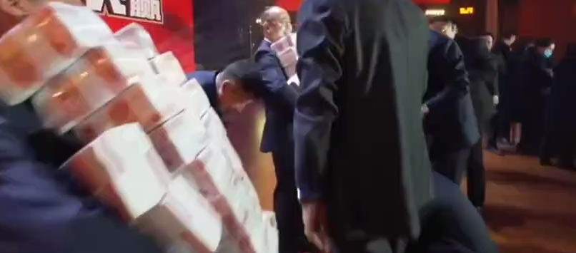 В Китае выдают премию килограммами налички. Работников буквально заваливают стопками денег на Китайский Новый год