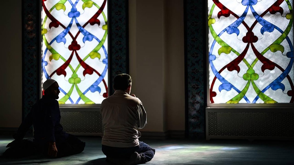 Почему Центральное духовное управление мусульман поддержало запрет молельных комнат в жилых домах, но предложило размещать их в супермаркетах — и в чём преимущества такого решения?