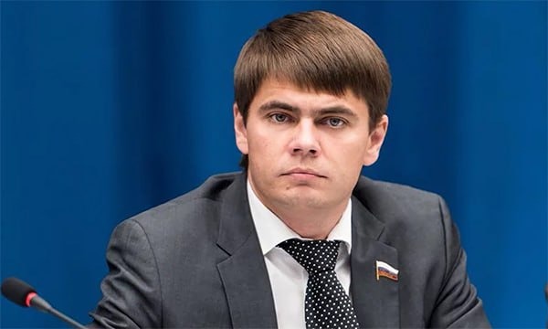 Я в два раза меньше времени стал тратить на телефон, потому что раньше я в трех местах всё читал, а теперь в одном - в MAX