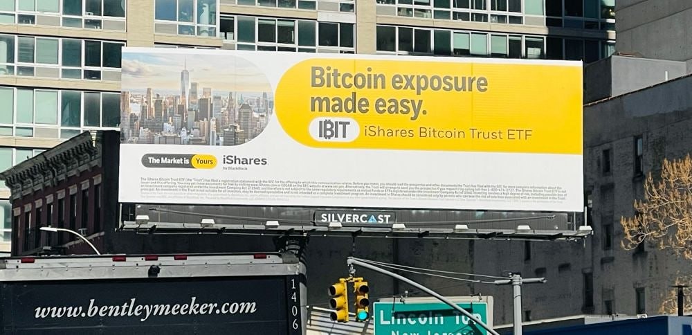 BlackRock теперь размещает рекламные щиты с рекламой своего спотового BTC-ETF