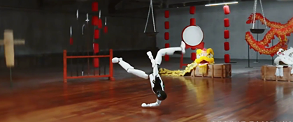 Китайцы выпустили робота Брюса Ли для избиения людей. Робот владеет кунг-фу, бьёт с разворота в воздухе, делает сальто, ударом пробивает стены и никогда не промахивается