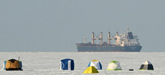 Самый обширный за последние 15 лет морской ледяной покров в районе портов Балтики может сократить российский экспорт товаров из-за нехватки судов, способных работать в таких условиях