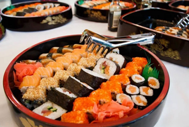 Роллы и суши становятся роскошью — уже в этом году найти порцию дешевле тысячи рублей будет практически невозможно. Всё из-за роста себестоимости. Больше всего пострадают суши-бары у дома и заведения, работавшие на акциях