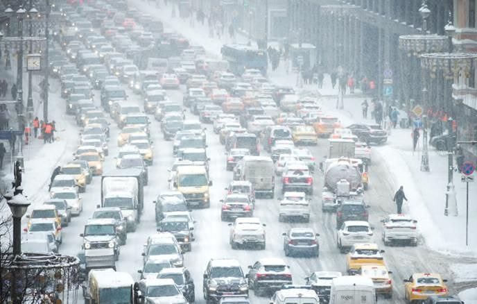 Мощнейший снегопад обрушится на Москву и Подмосковье в четверг, сообщили в Гидрометцентре. На дорогах не исключены снежные заносы и гололедица