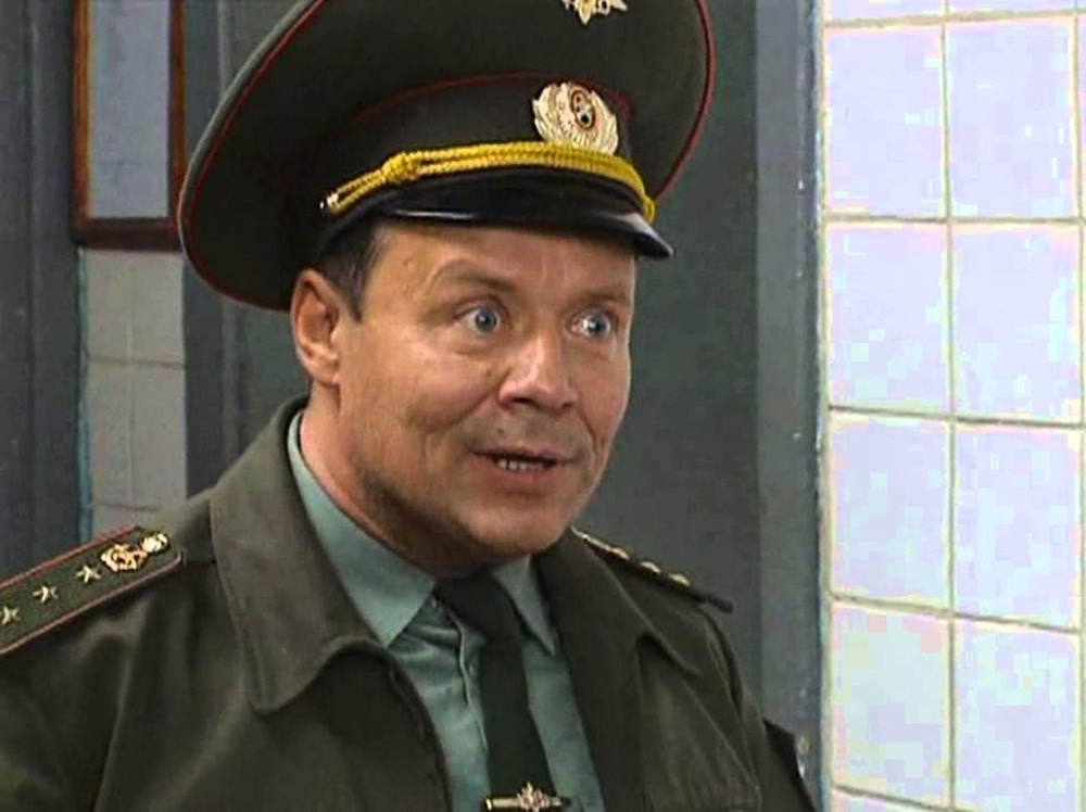 Актёру Алексею Маклакову ограничили съёмки — из-за сильной боли в ногах. У прапорщика Шматко из "Солдат" может развиться тромбоз, если не скорректировать график