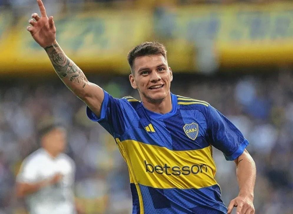 ФК "Зенит" возобновил интерес к вингеру "Боки Хуниорс" Кевину Сенону. Питерцы планируют перехватить аргентинца у европейских клубов, чтобы закрыть фланг по случаю ухода Педро