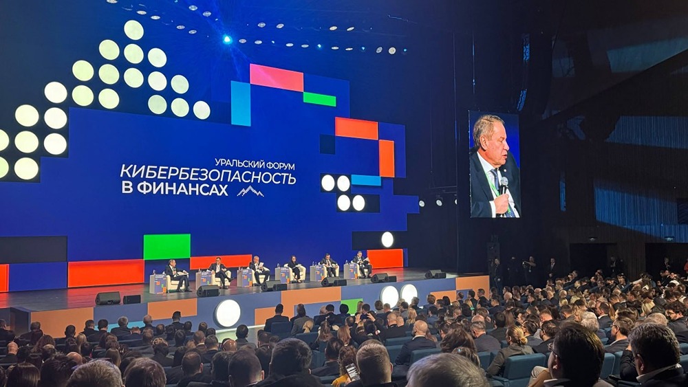 Кибермошенничество впервые стало менее рентабельным для преступников. Об этом сообщил зампред правления банка Станислав Кузнецов на пленарном заседании Уральского форума в Екатеринбурге