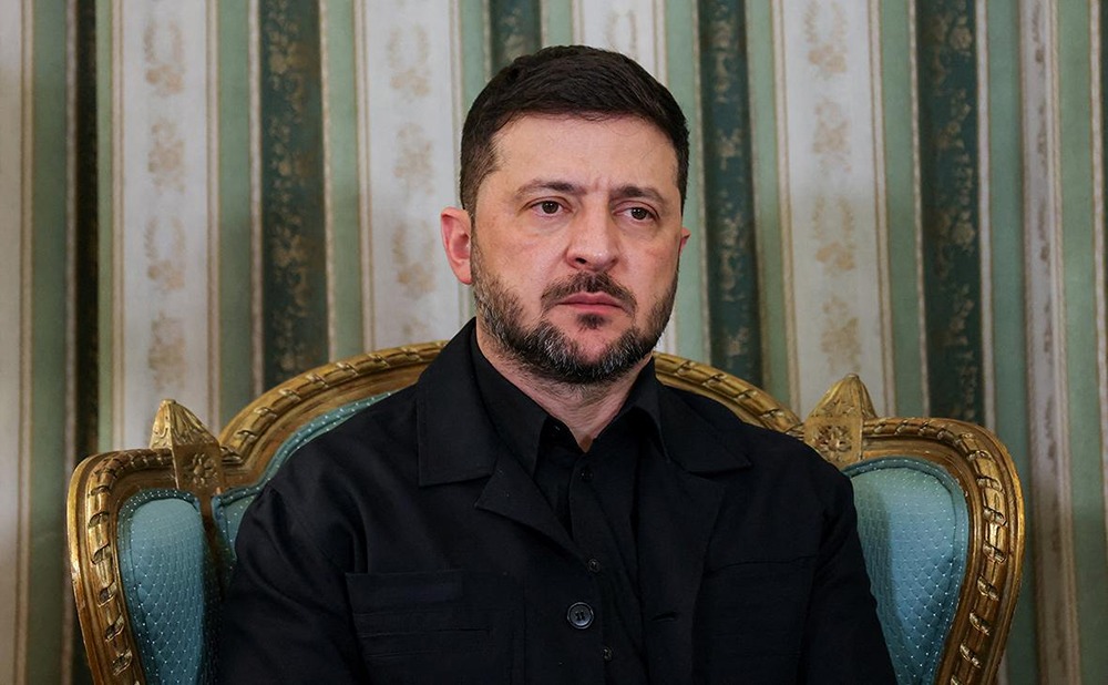 Украина готова обсуждать вывод войск из Донбасса, но тогда РФ должна отступить на сопоставимое расстояние, заявил Зеленский