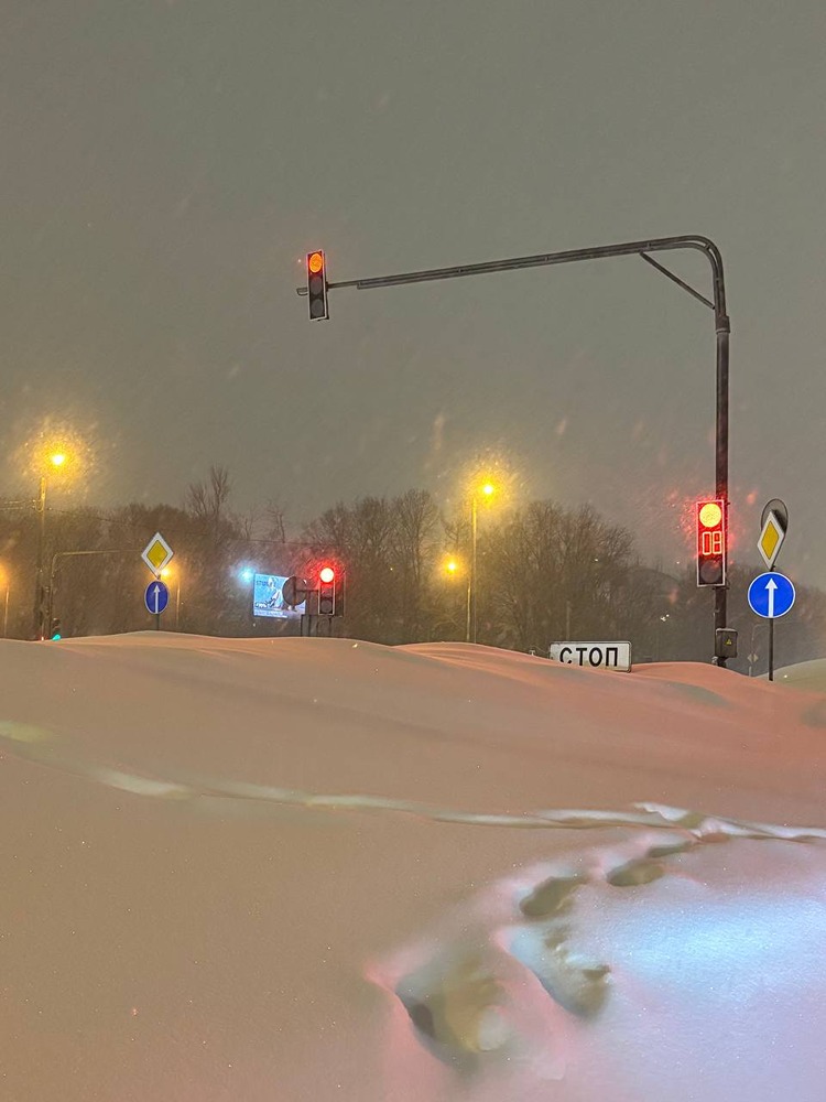 Сугробы в Москве уже достигли уровня дорожных знаков. Сегодняшний снегопад может войти в топ-4 сильнейших за всю историю в столице