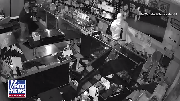 В США грабители вынесли из магазина карточек Покемон на $180 тысяч. Они попали в магазин через соседнее здание, проломив стену кувалдой и унесли кучу коллекционных карт