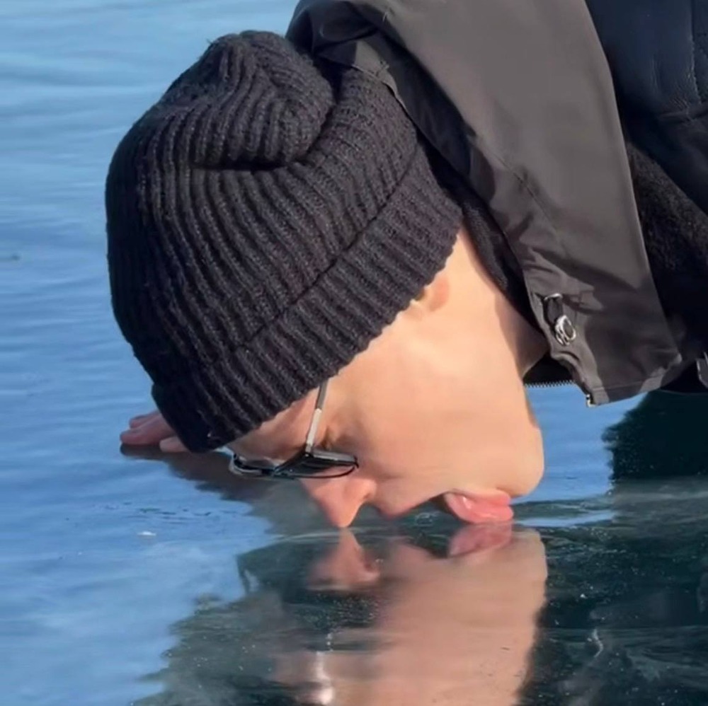 Шаман зря лизал Байкал, он может заработать инфекцию и расстройство ЖКТ, заявили в Минздраве. В частицах льда могут содержаться атмосферная пыль, опасные микробы и бактерии, а также отходы автомобильных выхлопов