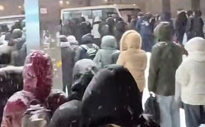 Огромная очередь из сотен москвичей образовалась у метро «Котельники» из-за погоды