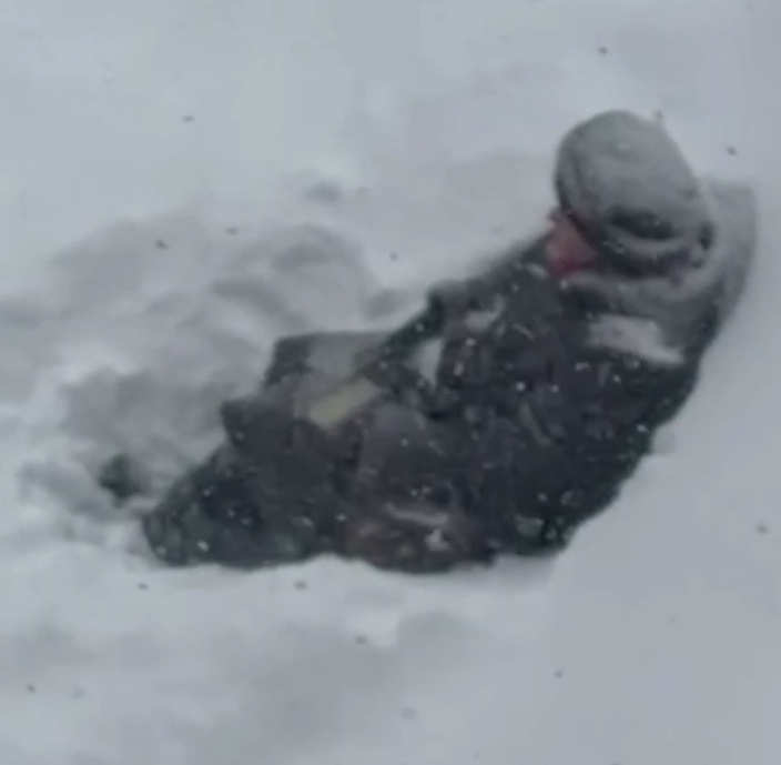 В Туле бабушка в сильный снегопад расчистила лавочку и спокойно сидит, словно ничего не произошло